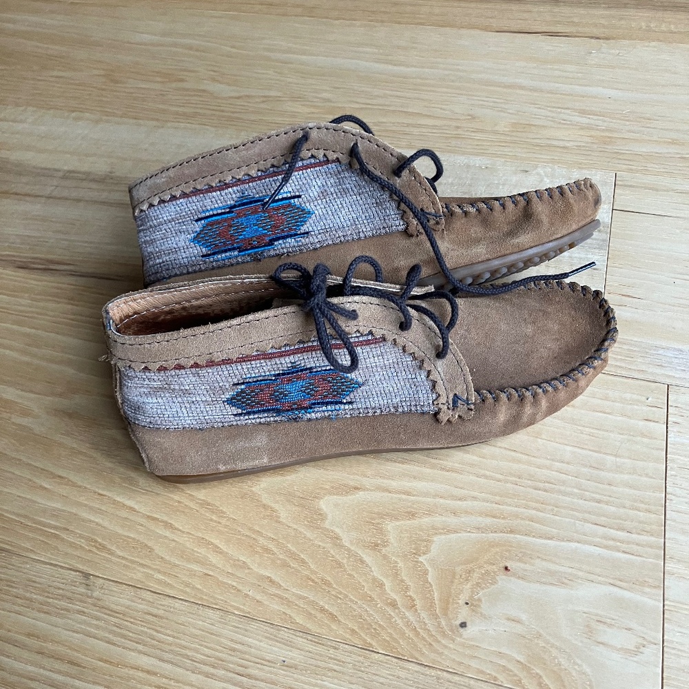 Minnetonka embroidered suede moccasins, size 9.5